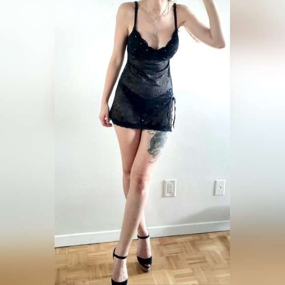 Lace nightie/dress with diamond detail and matching undies - Picture 4 of 16